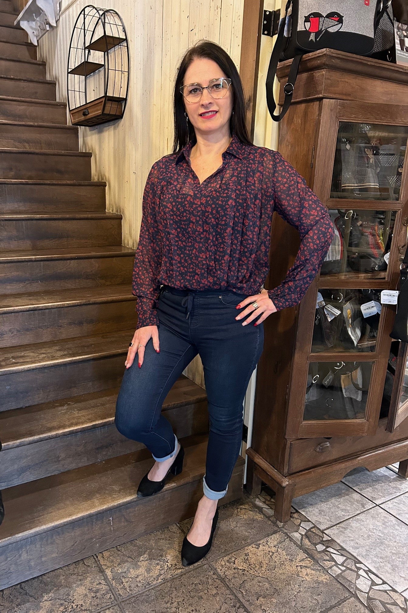 Chemise marine et fleurs rouge/lois