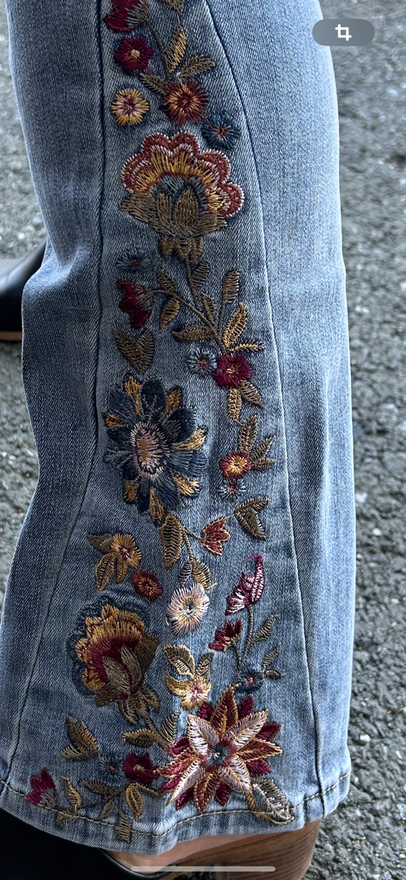 Jeans bleu moyen délavé pattes éléphant brodé fleuri au bas /CharlieB