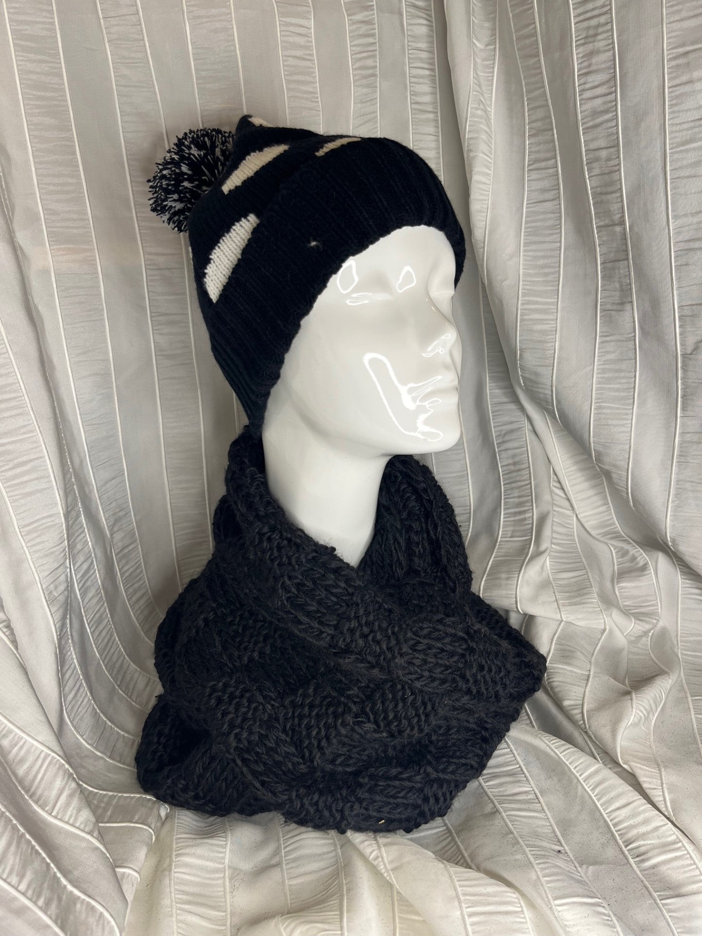 Tuque noire à pois avec pompom