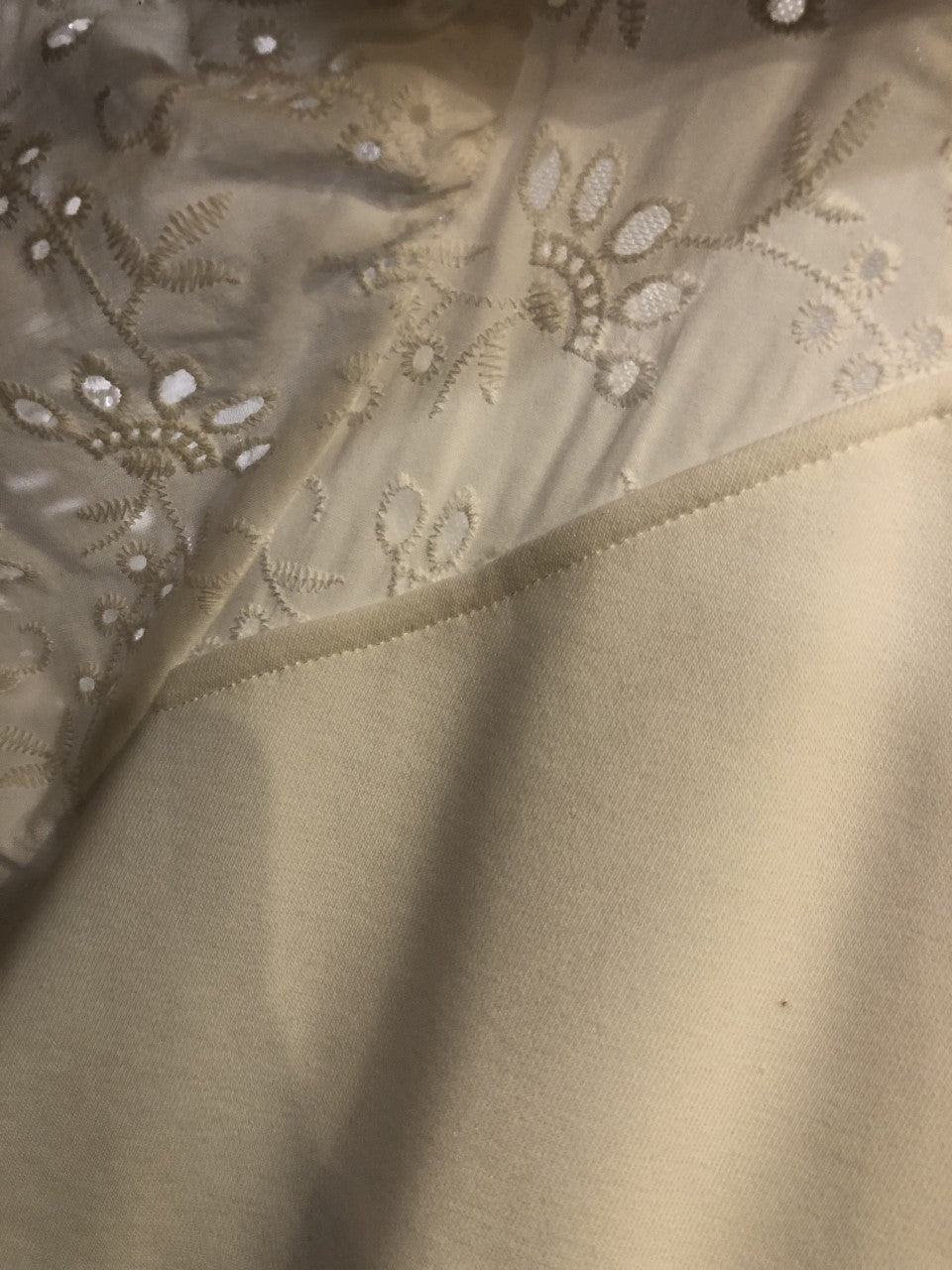 Robe blanche avec broderie anglaise /Esqualo